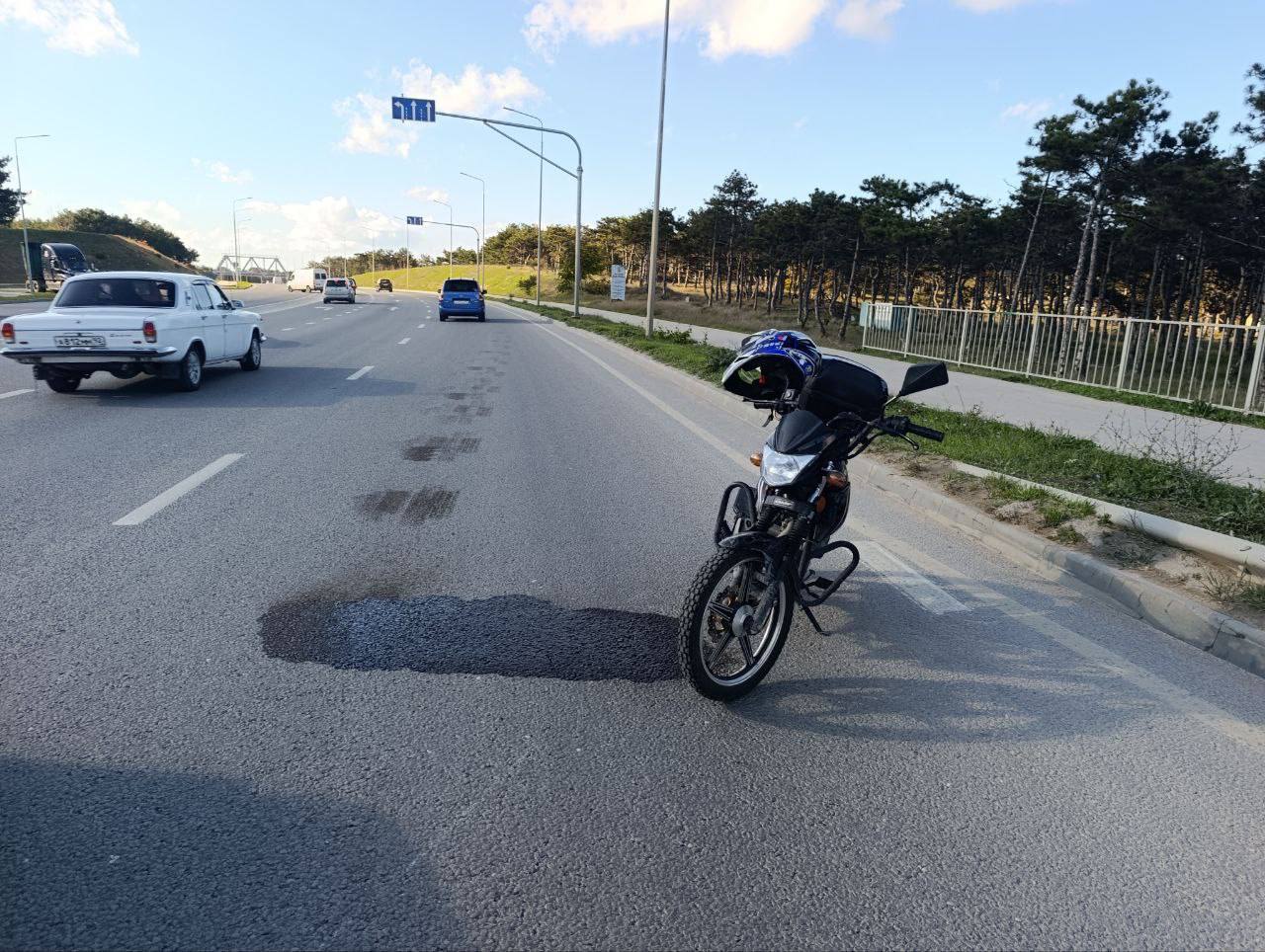 В Севастополе произошло ДТП с несовершеннолетней мопедисткой Авария произошла сегодня днем на автодороге Севастополь порт Камышовая бухта По предварительной информации Госавтоинспекции 16 летняя девушка управляя мопедом при перестроении из средней полосы в левую не убедилась в безопасности маневра в результате чего допустила столкновение с легковым автомобилем Водитель мопеда получила телесные повреждения и была доставлена в медицинское учреждение Подписывайтесь на СТВ в MAX