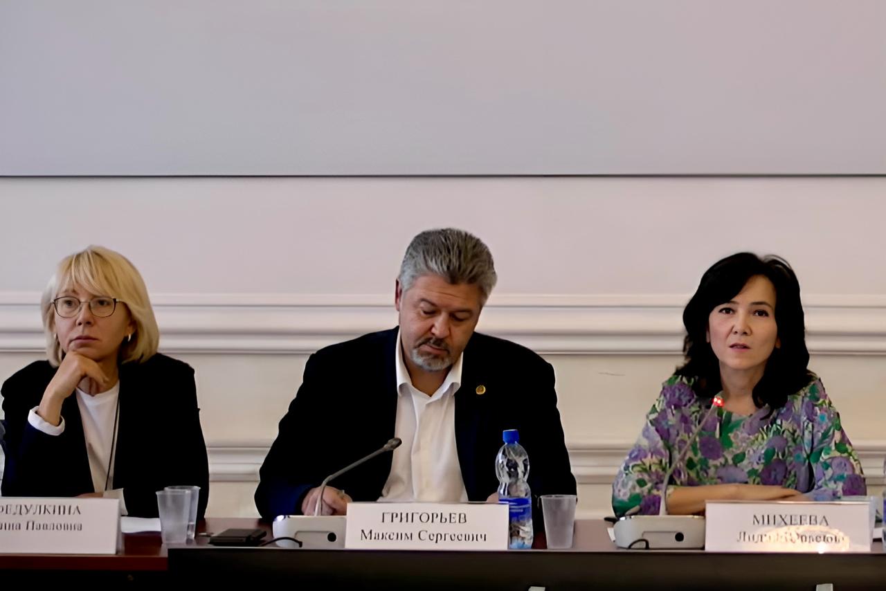 К соглашению об организации общественного наблюдения за ЕДГ-2025 присоединилась 61 некоммерческая организация  30 июля в Общественной палате РФ состоялось подписание соглашения о сотрудничестве и взаимодействии между общественными объединениями и НКО в целях обеспечения участия представителей гражданского общества в наблюдении за ходом голосования в период проведения ЕДГ-2025. От имени Экспертного института социальных исследований соглашение подписала генеральный директор ЭИСИ Анна Федулкина.  Важнейшую роль в электоральных процессах в нашей стране играет независимое общественное наблюдение, которое уже стало неотъемлемой частью любой избирательной кампании и ежегодно охватывает тысячи общественных организаций и десятки тысяч наших сограждан.   Консолидация разнопрофильных общественных организаций и движений на площадке Общественной палаты позволяет вовлечь представителей НКО в процесс наблюдения за выборами, способствует популяризации форм общественного контроля среди граждан, а также повышению доверия к избирательной системе через участие в независимом наблюдении.    ЭИСИ - Повестка дня