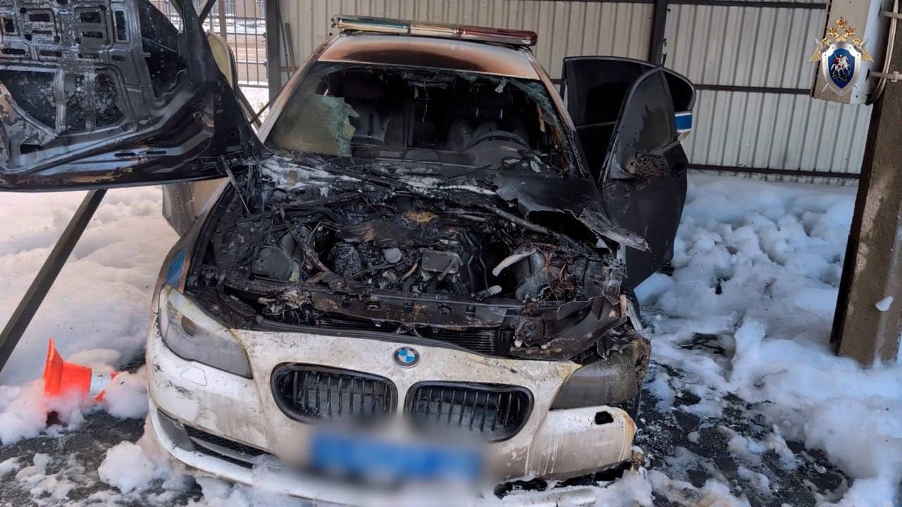 В Петербурге возбудили дело о поджоге служебного автомобиля задержан 15 летний подросток Следственный комитет возбудил уголовное дело по статье о террористическом акте после поджога машины у отдела полиции в Адмиралтейском районе По данным следствия 15 летний гражданин иностранного государства поджёг автомобиль 19 ноября действуя под влиянием неизвестных кураторов которые давали указания через мессенджер Подросток задержан и доставлен на допрос Проводятся экспертизы и следственные действия  СК напоминает действия террористического характера ведут к серьёзной уголовной ответственности Спецслужбы иностранных государств активно вербуют подростков через соцсети и мессенджеры склоняя их к преступлениям за деньги Фото Питерский Следком Подписаться на Петербургский дневник в MAX