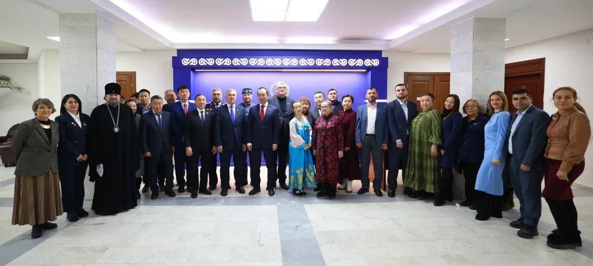 В Якутии в Год единства народов России проведут свыше 60 мероприятий В Год единства народов России объявленный Президентом России Владимиром Путиным в Якутии планируют провести свыше 60 мероприятий Проект плана основных мероприятий Глава республики Айсен Николаев рассмотрел на заседании Совета по вопросам государственной национальной политики ulusmedia Читайте нас в MAX