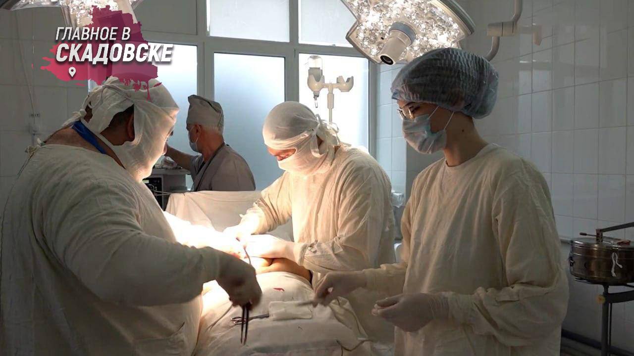 Хирурги Скадовской больницы успешно спасли руку пациента Вчера в Скадовскую больницу из Каховки доставили пациента с тяжелым резаным ранением правого плеча и повреждением плечевой артерии. Команда местных хирургов провела сложную операцию, и, благодаря их высокому профессионализму и слаженной работе, конечность удалось спасти без необходимости привлечения сосудистых хирургов из других регионов, сообщили в Минздраве области.