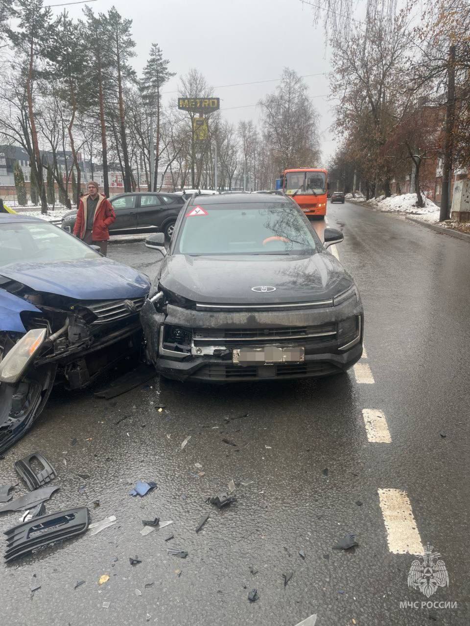 Женщина пострадала в ДТП в Нижнем Новгороде  В двенадцатом часу дня на улице Нартова столкнулись две легковушки, в одной из них пострадала женщина.   Спасатели МЧС России отключили аккумуляторы и передали пострадавшую женщину медикам.   Прислать новость