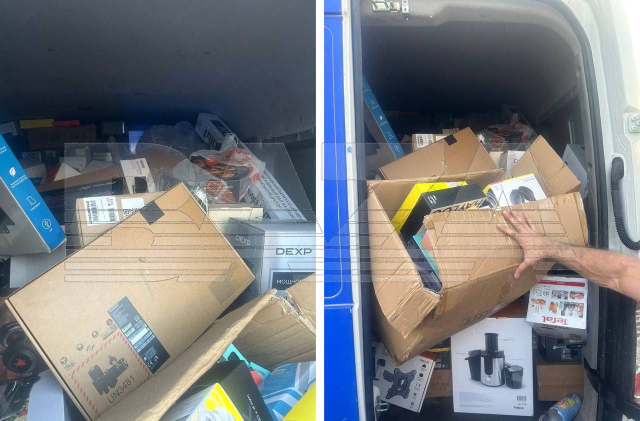 Мужчина устроился в Подмосковье водителем на один день и исчез с техникой Apple на миллионы Мошенник предоставил поддельные документы и устроился на новое место Повезло в первый же рабочий день он получил заказ на перевозку техники Apple на 4 5 миллиона рублей Во время рейса логисты заметили отклонение от маршрута и внезапную остановку грузовика Когда сотрудники прибыли на место их ждал пустой грузовик Позже мужчину задержали под Тверью при попытке сбыть украденное Часть груза вернули но айфоны и планшеты на 3 миллиона рублей пропали Сейчас он проходит по делу как свидетель и как сообщается уже работает в другой транспортной компании в Москве Фото Baza