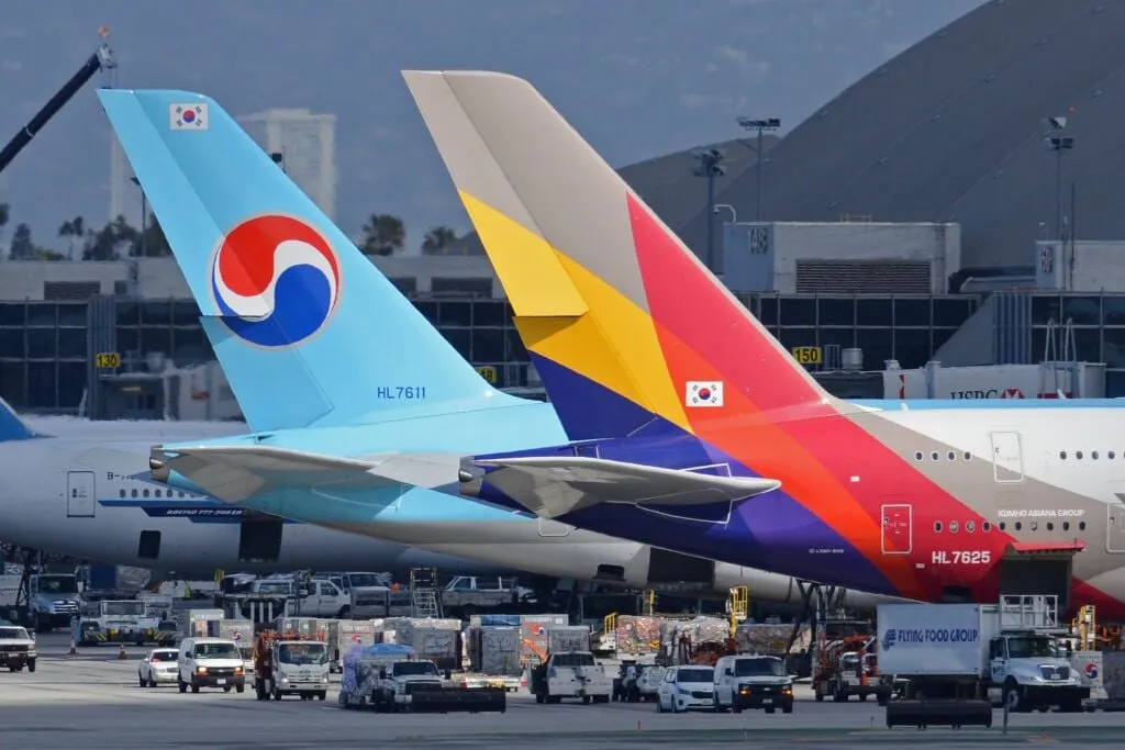 Star Alliance лишится ещё одной авиакомпании Советы директоров Korean Air и Asiana Airlines сегодня утвердили соглашение о слиянии процесс должен завершиться к 17 декабря Asiana входит в Star Alliance с 2003 года тогда как Korean Air является членом SkyTeam После завершения интеграции весь бизнес будет консолидирован под новым единым брендом KOREAN а Asiana покинет альянс Asiana уже ограничила бронирование премиальных билетов Star Alliance на рейсы после 1 декабря 2026 года однако часть дат до завершения интеграции позднее вновь открыли для оформления Особенно болезненной потерей для продвинутых фриквентфлаеров станет закрытие одного из самых популярных способов получить статус Star Alliance Gold программа Asiana Club позволяла выйти на уровень Diamond всего за 40 000 миль за два календарных года что давало полноценный статус Gold по всей сети альянса Что касается накопленных миль то тут пришлось вмешаться даже властям корейская Комиссия по добросовестной торговле в июне 2025 года отклонила первоначальный план конвертации как недостаточно защищающий интересы пассажиров и Korean Air представила доработанную версию в сентябре В итоге мили заработанные полётами конвертируются в Korean Skypass в соотношении 1 1 а мили полученные через партнёрские программы по курсу 1 0 82 Срок действия новых миль составит 10 лет Со статусами ситуация выглядит мягче Уровни Asiana Club Diamond Plus и Diamond будут конвертированы в Morning Calm Select статус Korean Air соответствующий SkyTeam Elite Plus Более низкие уровни получат базовые статусы SkyTeam Elite Таким образом большинство владельцев Star Alliance Gold сохранят доступ к приоритетной регистрации багажу и бизнес залам но уже внутри другого альянса Сделка длится уже более пяти лет в ноябре 2020 года конгломерат Hanjin Group одобрил покупку Asiana Airlines Поводом стали многомиллиардные убытки перевозчика в период пандемии южнокорейское правительство и государственные кредиторы выделили Asiana 3 6 трлн вон около 2 67 млрд долларов для стабилизации финансового положения Korean Air на протяжении всего процесса управляла реструктуризацией поглощаемой компании включая полное погашение государственных средств а в декабре 2024 года завершила приобретение 63 88 акций Asiana Регуляторное согласование заняло несколько лет и потребовало одобрения более чем десяти юрисдикций последними в 2024 году дали добро Япония Евросоюз и США Объединённый перевозчик станет одной из крупнейших авиакомпаний Азии почти 250 воздушных судов и маршрутная сеть соединяющая 180 аэропортов   www frequentflyers ru 2026 05 13 korean asiana FrequentFlyers в Telegram  FrequentFlyers в Max FrequentFlyers в VK