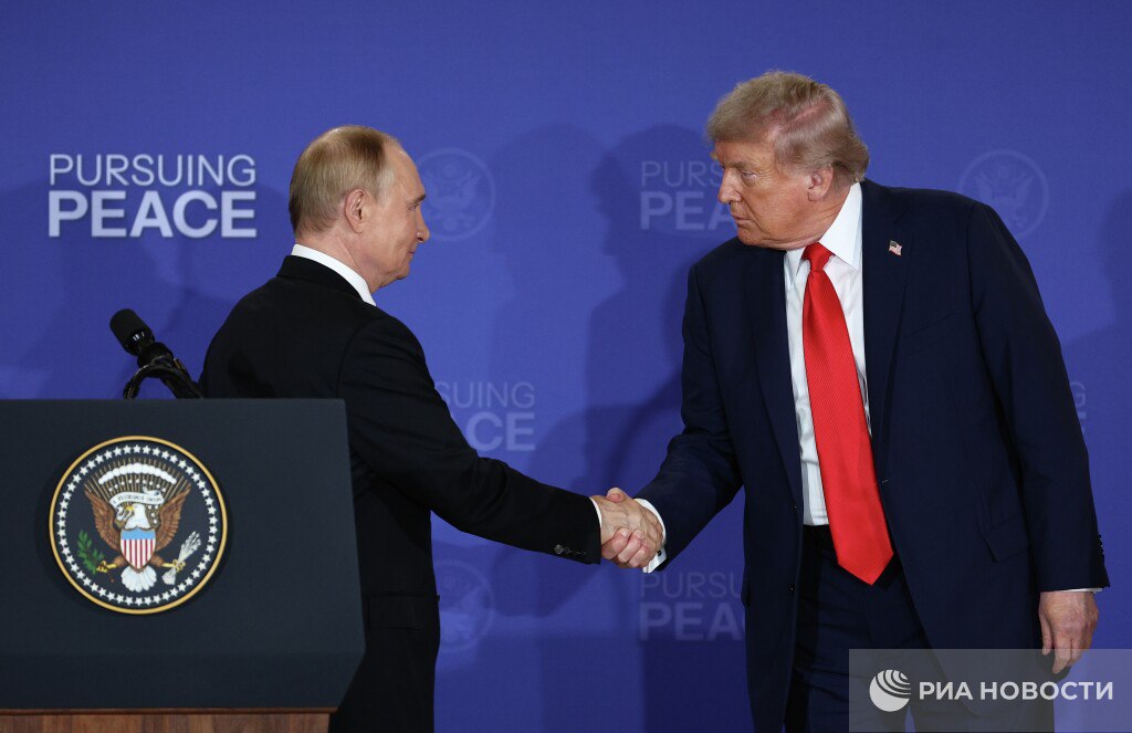 Спецпосланник президента США Стив Уиткофф заявил, что считает результаты встречи лидеров Соединенных Штатов и РФ Дональда Трампа и Владимира Путина "эпическим" успехом.  "До этого у меня было шесть отдельных встреч с президентом Путиным, и я думал, что мы достигли определенного успеха. Но то, чего мы достигли  на саммите на Аляске - ред. , было эпическим, это факт. И поэтому, я думаю, именно на этом нам следует сосредоточиться. На конечном результате. Я думаю, что мы значительно приблизились к прекращению смертей на полях сражений на Украине и в России", - заявил Уиткофф телеканалу Fox News.