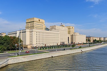 Перед Московским военным судом предстанет экс-сотрудник Минобороны РФ за взятку  В Московский гарнизонный военный суд направили дело в отношении бывших начальника вещевого управления Минобороны России и генерального директора АО «Княгининская швейная фабрика». Об этом сообщает пресс-служба Следственного комитета России.  Военные следователи установили, что экс-сотрудник Минобороны РФ Владимир Демчик получил крупную взятку от экс-гендиректора фабрики и депутата Княгининского МО Нижегородской области Александра Свистунова при исполнении государственных…