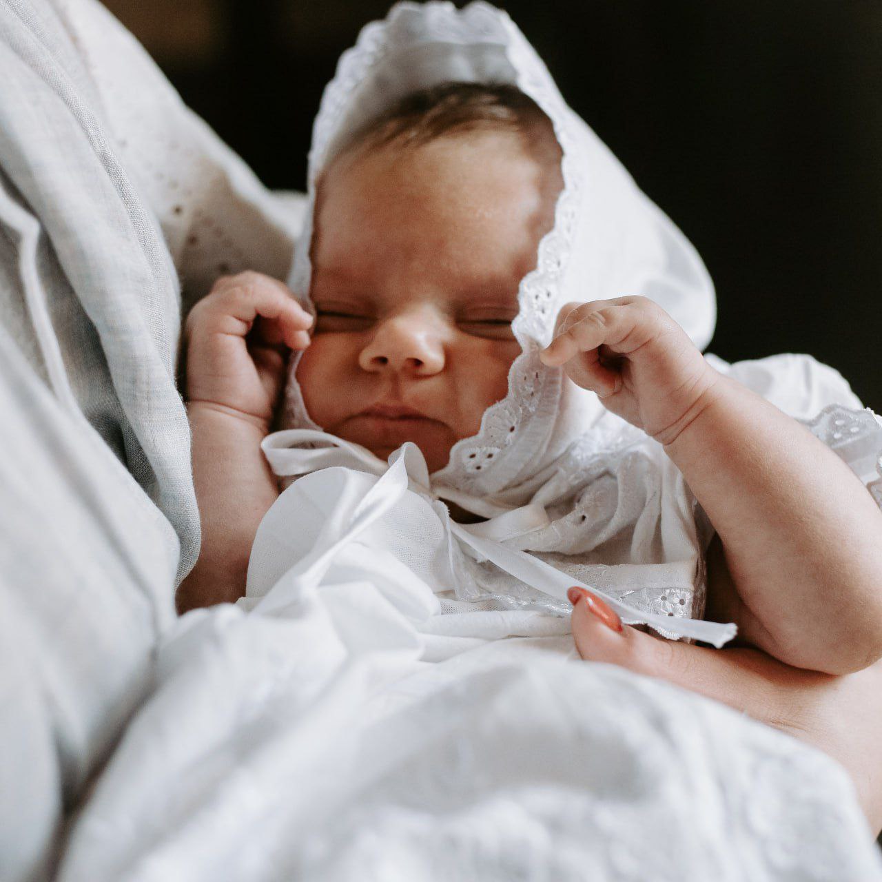 В Тамбовской области вводят новые выплаты для многодетных семей и детей с редкими заболеваниями С 1 января 2026 года женщинам до 35 лет родившим третьего и последующих детей будет выплачиваться единовременное пособие в размере 300 тысяч рублей Дополнительно на каждого ребенка рожденного на территории области предусмотрена выплата в 5 тысяч рублей Кроме того ежемесячная выплата в 5 тысяч рублей будет назначаться семьям воспитывающим детей с целиакией или фенилкетонурией которым требуется специальное низкобелковое питание Тамбов зачтено The Moscow Post