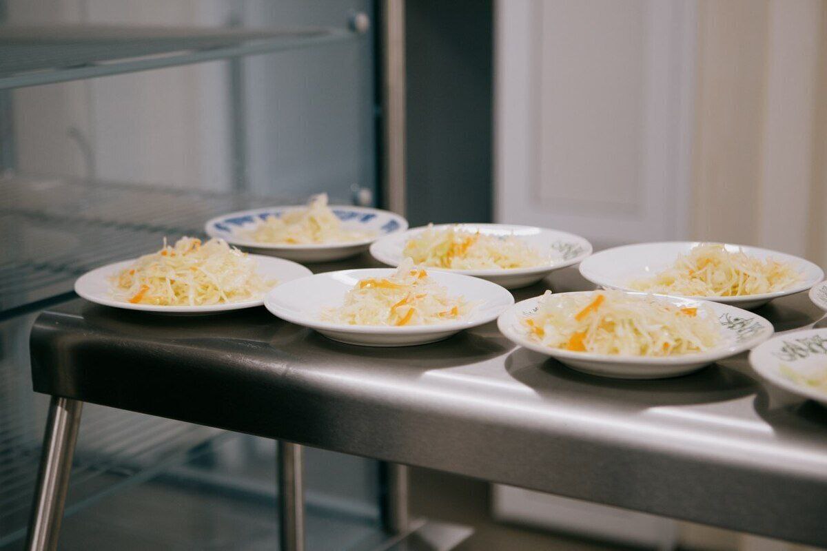 Скандал с питанием в Балашове Школы объявили новые аукционы для организации бесплатных обедов до конца учебного года Школы в Балашове и Балашовском районе где недавно случился скандал связанный с поставкой некачественных продуктов для бесплатного питания фирмой Ваша сервисная компания и увольнением директора школы 9 Андрея Рыжкова начали объявлять новые аукционы на оказание услуг по организации бесплатного горячего питания Некоторые образовательные организации провели неконкурентные закупки для срочного обеспечения школьников обедами На соответствующую информацию которая появилась на портале госзакупок обратила внимание Глушь медиа 17 февраля школа 16 директор Светлана Рыбалкина объявила о поиске поставщика который будет отвечать за питание учеников с даты заключения контракта до 26 мая почти три месяца Цена контракта 4 48 миллиона рублей На этот же период ищут поставщиков школьных обедов лицей города Балашов директор Ольга Шатух за 3 56 миллиона рублей школа 3 Елена Полянская 6 5 миллиона школа 12 Марина Туровская 3 09 миллиона гимназия 1 Алексей Дьячин 5 78 миллиона школа 16 4 48 миллиона Аналогичная ситуация наблюдается в школах районах Школа села Репное директор Наталия Стручалина заплатит за организацию обедов для детей до конца учебного года 1 65 миллиона рублей поселка Пинеровка Сергей Афанасьев 1 38 миллиона села Тростянка Роман Объедков 664 9 тысячи рублей Кроме того 12 февраля ряд школ заключил договоры с самозанятыми для организации школьных обедов с 16 февраля по 27 февраля За это руководство учебных заведений заплатило от 100 тысяч до 980 тысяч рублей Информации о разрыве контракта с нынешним скандальным поставщиком ООО Ваша сервисная компания на портале госзакупок пока не появилось Фирма должна была заниматься организацией питания в учебных заведениях до конца 2026 года