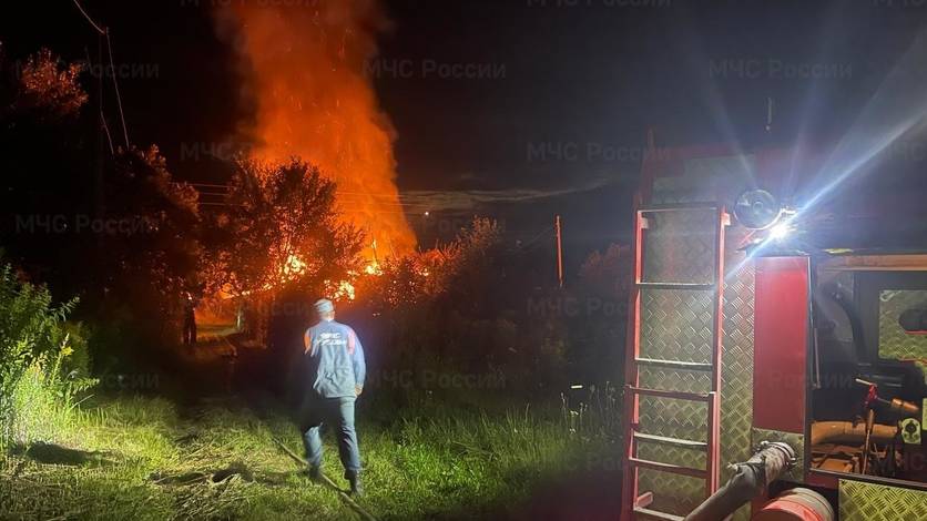 В деревне Бастыево Мценского района сгорел дачный дом На ликвидацию пожара отправились восемь спасателей. Огонь успел охватить здание, но его распространение удалось остановить. Соседние дома не пострадали Вести-Орел. Подписаться