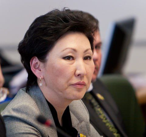 Известную предпринимательницу из Бурятии Индиру Шагдарову будут судить В Арбитражный суд Республики Бурятия поступил иск от Союзмультфильма Студия требует взыскать с бизнесвумен более 17 5 млн рублей в качестве компенсации за незаконное использование товарных знаков Суть претензий 1 56 млн рублей за неправомерное использование бренда Винни Пух товарный знак 742691 15 84 млн рублей за нарушение прав на бренд Мойдодыр товарный знак 754905 Текущий статус дела Суд оставил исковое заявление без движения Главная причина не оплачена госпошлина в размере 399 тысяч рублей Арбитражный суд установил срок до 2 февраля 2026 года для устранения недостатков Союзмультфильму также необходимо предоставить квитанцию об уплате госпошлины образцы контрафактного товара развёрнутые пояснения по расчёту компенсации видеозапись факта приобретения спорной продукции Если киностудия не выполнит требования в установленный срок иск будет возвращён без рассмотрения