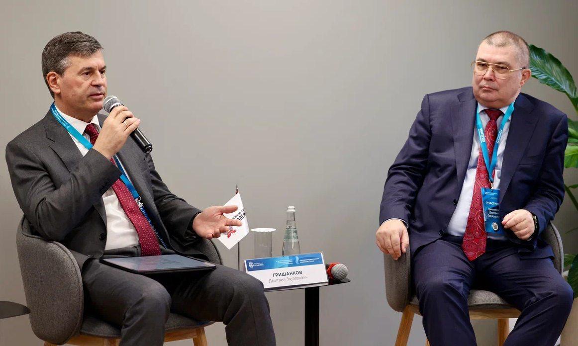 Президентская академия заняла 1 место в рейтинге вузов в сфере Государственного и муниципального управления Агентство RAEX представило на конференции Наука для государственного управления в России новый рейтинг вузов в сфере Государственного и муниципального управления рассчитанный по обновленной методике лидером с большим отрывом стала Президентская академия получившая 100 баллов из 100 Новшества методики появление показателя измеряющего численность выпускников с профильным образованием в федеральных и региональных органах власти включение в группу критериев образование показателя успешности выступления студентов на профильных студенческих состязаниях Популярность направления подготовки Государственное и муниципальное управление растет впечатляющими темпами за год численность студентов бакалавриата и магистратуры на направлениях ГМУ возросла на 12 тогда как средний прирост показателя в других предметных рейтингах RAEX составил 4 Для Президентской академии первое место в рейтинге вузов по направлению Государственное и муниципальное управление это экспертное подтверждение нашей ключевой роли в подготовке управленческих кадров страны Мы гордимся тем что большинство руководителей федеральных и региональных органов власти получили образование именно здесь Важно что в рейтинге учитываются реальные данные о выпускниках работающих на госслужбе Для нас это стимул двигаться дальше совершенствовать образовательные программы развивать научные исследования и продолжать формировать кадровый резерв страны подчеркнул Алексей Комиссаров ректор Президентской академии Принципиальная новизна этого рейтинга лучших вузов в сфере ГМУ состоит в учете предпочтений федеральных и региональных органов власти Мы стремимся совершенствовать предметные рейтинги за счет появления новых критериев оценки учитывающих мнения профессиональных сообществ и работодателей И публикуемый рейтинг в сфере ГМУ первый шаг в этом направлении первый успешный опыт пояснил генеральный директор агентства RAEX Дмитрий Гришанков ranepa expertise Академия Наука Десятилетиенауки научнаяконференция