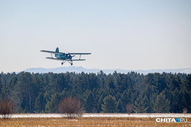 На полях под Омском сегодня испытали модернизированный самолет АН 2 именуемый в народе кукурузником Судно оснащенное лыжами вместо шасси отработало посадку в глубокий снег и взлет с заснеженной земли Такие возможности самолета особенно актуальны при работе в арктических зонах России Об испытаниях которые проводила авиаремонтная компания Мотор рассказали в телеграм канале регионального отделения Союза машиностроителей России