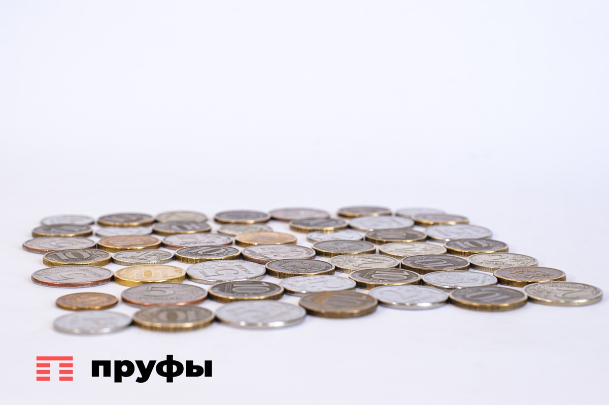 В ноябре 2025 года доля свободных денег у российских семей составила 17 2 Именно столько остается после того как оплатят все обязательные расходы Эта цифра не изменилась по сравнению с октябрём но на стала на 1 меньше чем в ноябре прошлого года пишет РБК со ссылкой на исследование Ромира В 2025 году мышление и поведение людей изменилось люди стали меньше тратиться в преддверии Нового года и наоборот принялись больше экономить Потребители осознанно сократили расходы откладывая средства не создавали сезонный ажиотаж При этом общие расходы семьи на продукты и товары повседневного спроса в ноябре составили 42 376 рублей что на 5 9 больше чем в октябре Больше половины этой суммы 53 или 22 312 руб ушло на продовольствие А сколько средств остается у Вас после выплаты долгов и закрытия расходов Делитесь мнением в комментариях  Обратная связь  Подписаться  Подписаться в Max