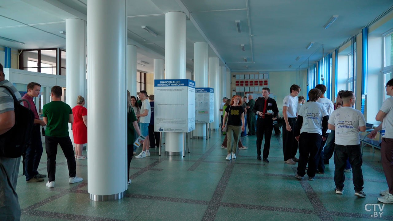 Некоторые вузы Беларуси завершают приём документов от абитуриентов на бюджетные места  17 июля комиссии будут работать до шести вечера. Статистика подачи документов обновляется как на сайтах вузов, так и в личных кабинетах. Окончательное информирование поступающих состоится завтра не позже полудня.  CTV.by   YouTube   Ok   Vk   Instagram   Х   TikTok   dzen.ru Rutube