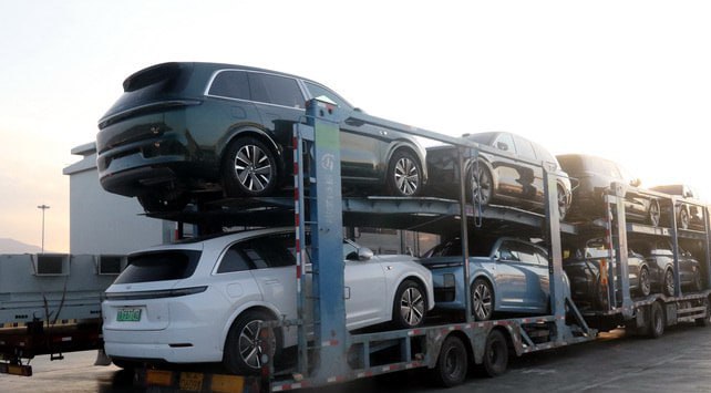 Продажи автомобилей в Узбекистане достигли 336 6 тыс машин С января по октябрь 2025 года в Узбекистане было реализовано 336 631 автомобиль сообщили в компании Узавтосаноат Лидером внутреннего рынка остаётся UzAuto Motors продавшая 162 677 автомобилей что составляет 48 3 от общего объёма продаж Её дочернее предприятие Khorezm Auto заняло второе место с результатом 116 541 автомобиль 34 6 Совокупная доля UzAuto Motors на рынке достигла 82 9 Третье место занимает ADM Jizzakh с показателем 36 650 автомобилей или 10 9 от общего объёма продаж Среди других производителей выделяется BYD Uzbekistan Factory реализовавшая 19 266 машин 5 7 далее следуют Asaka Motors 1 042 автомобиля 0 3 SamAuto 376 единиц 0 11 и Alyans Auto 79 автомобилей 0 02 По брендам безоговорочным лидером остаётся Chevrolet с результатом 279 218 проданных автомобилей На втором месте KIA 20 594 машины за ними идут BYD 19 266 Chery 9 106 Haval 6 950 Hyundai 863 и Isuzu D Max 376 Среди моделей наибольшим спросом пользуются Chevrolet Cobalt 98 976 проданных автомобилей Chevrolet Damas 88 735 и Chevrolet Tracker 36 957 В десятку самых популярных моделей также вошли Chevrolet Labo 27 806 Chevrolet Onix 24 849 KIA Sonet 15 072 BYD Song Plus DM i Champion 5 727 BYD Yuan Up 5 007 BYD Chazor 3 988 и Haval M6 3 800 Telegram Facebook Instagram LinkedIn