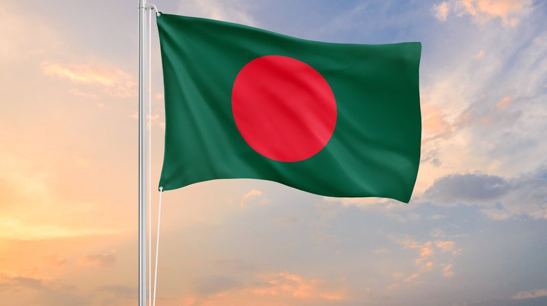 Бангладеш стал крупнейшим должником России обогнав Белоруссию Бангладеш в 2024 году стал крупнейшим заемщиком России сместив с первого места многолетнего лидера Белоруссию сообщает РБК Согласно данным Всемирного банка по состоянию на конец 2024 года южноазиатское государство задолжало России рекордные 7 84 млрд При этом долг Белоруссии сократился на 1 6 до 7 62 млрд а Индии вырос на 19 до 4 9 млрд Динамика долга и глобальные заемщики За год долг Бангладеш вырос на 19 демонстрируя наиболее активный рост среди крупнейших заемщиков В пятерку также вошли Египет увеличивший задолженность на 24 до 4 1 млрд и Вьетнам с неизменным уровнем долга в 1 4 млрд Минфин России не раскрывает детализацию по странам но общая задолженность нерезидентов перед российскими госорганами по последним официальным данным оценивалась примерно в 49 млрд Контекст внешний долг России Общий внешний долг России также продолжает расти По состоянию на 1 октября 2025 года он составил 305 млрд что на 5 3 выше показателя начала года Банк России объясняет это положительной переоценкой обязательств из за укрепления рубля Таким образом Россия сохраняет статус крупного кредитора на мировой арене Навигация по каналам  Акции  Облигации  Китай  Трейдинг  Новости  Клуб