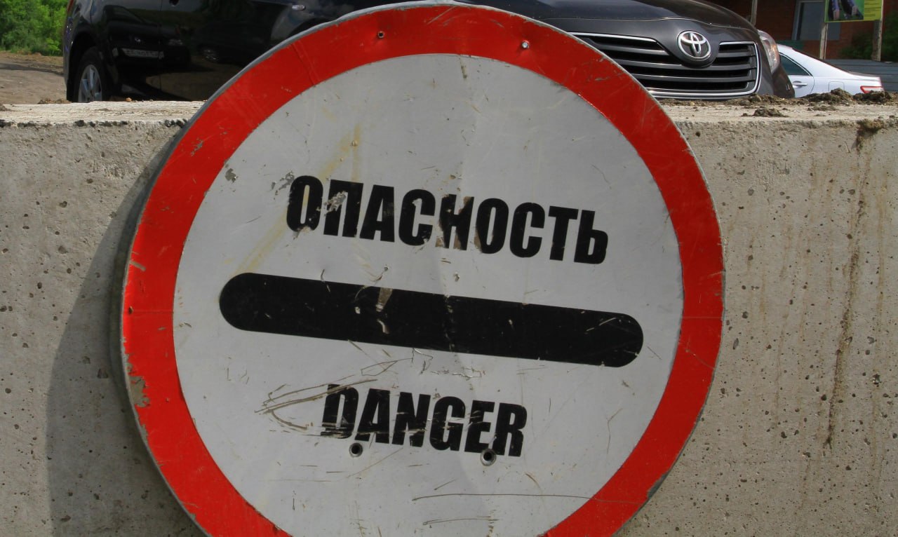 Режим повышенной готовности ввели у бизнес-центра «Парус» Проверка показала, что подпорная стенка на улице Ипподромской у здания БЦ «Парус» Писарева, 102 отклонилась от нормы. Ради безопасности городские власти приняли решение ввести режим повышенной готовности на этом участке, сообщил в своих социальных сетях мэр Новосибирска Максим Кудрявцев. «Чтобы не рисковать, по предложению департамента дорожно-благоустроительного комплекса снизим здесь нагрузку. Сейчас разрабатывается схема организации дорожного движения на участке дублёра магистрали. Параллельно разработаем проект для укрепления стенки», — проинформировал глава муниципалитета. Напомним, специалисты СГУПС в июне приступили к проверке всех подпорных стенок вдоль улицы Ипподромской. Мэр поручил это сделать после обрушения на одном из участков в апреле этого года. При обследовании выявили ещё один потенциально опасный фрагмент конструкции. Теперь работники Гормоста будут постоянно следить за его состоянием.