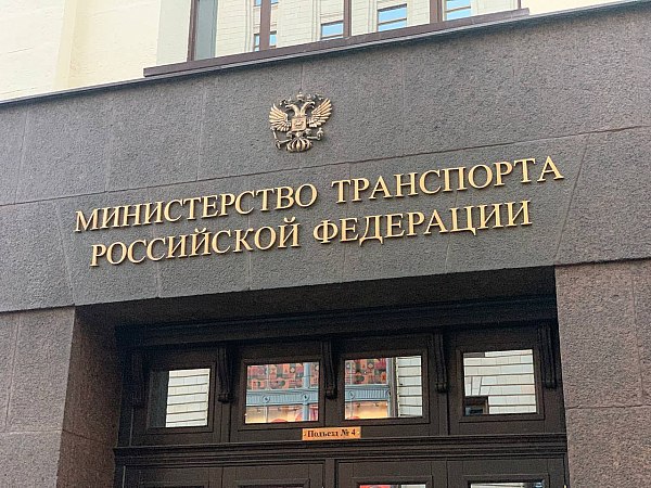 Минтранс проводит ревизию проблемных контрактов прошлых лет после проверки Счетпалаты Минтранс РФ проводит точечную ревизию каждого проблемного контракта прошлых лет на основе данных Счетной палаты госзаказчику даются поручения по устранению нарушений Об этом сообщает ТАСС со ссылкой на данные пресс службы министерства Работа идет в усиленном режиме На основе данных Счетной палаты мы проводим не просто проверки а точечную ревизию каждого проблемного контракта прошлых лет Минтранс России дает государственному заказчику Ространсмодернизации конкретные поручения по устранению каждого нарушения Наша позиция добиться безусловного исполнения всех обязательств по действующим контрактам и защитить отрасль от недобросовестных подрядчиков говорится в сообщении aviaru net n290723