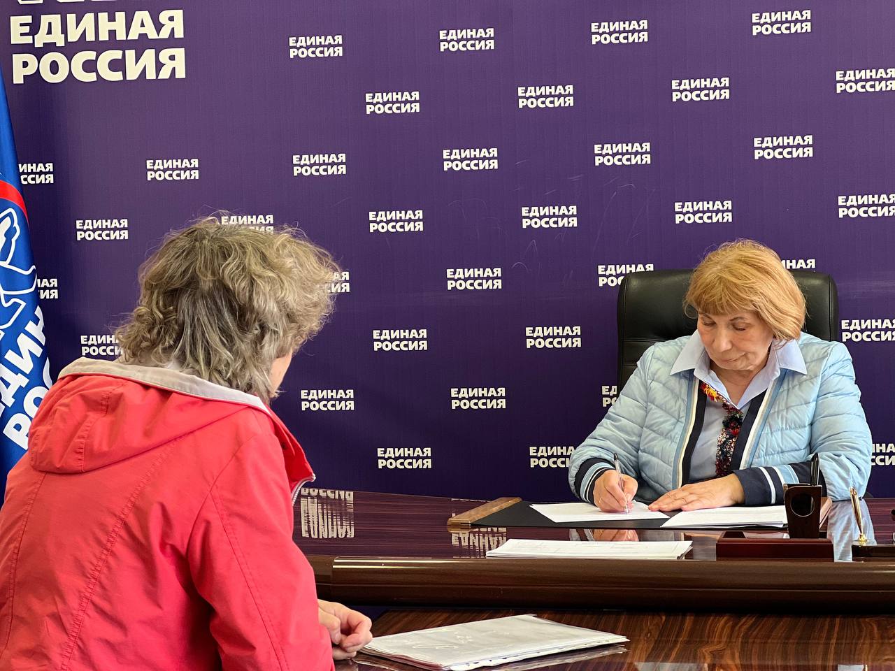 В Магадане семьи участников СВО получили помощь в рамках Единого дня приёма участников СВО и их семей На приеме рассматривались конкретные и важные вопросы: предоставление жилья семье участника СВО, воспитывающей четверых детей; оформление и получение выплат членами семьи погибшего военнослужащего; оказание помощи в сборе и подаче необходимых документов. В диалоге с гражданами приняли участие депутаты, сотрудники Госюрбюро и специалисты Центра поддержки семей мобилизованных, который работает на базе Штаба общественной поддержки «Единой России» в Магаданской области. «Люди приходят с проблемами, с нерешенными вопросами — и важно, чтобы они не только получили ответы, но и решение своих проблем. Мы работаем с каждой семьей в отдельности, подключаем все возможные ресурсы — юридическую помощь, взаимодействие с органами власти, гуманитарную и психологическую поддержку», — рассказала Ксения Суханкина, руководитель Центра поддержки семей мобилизованных, депутат законодательного собрания Колымы.