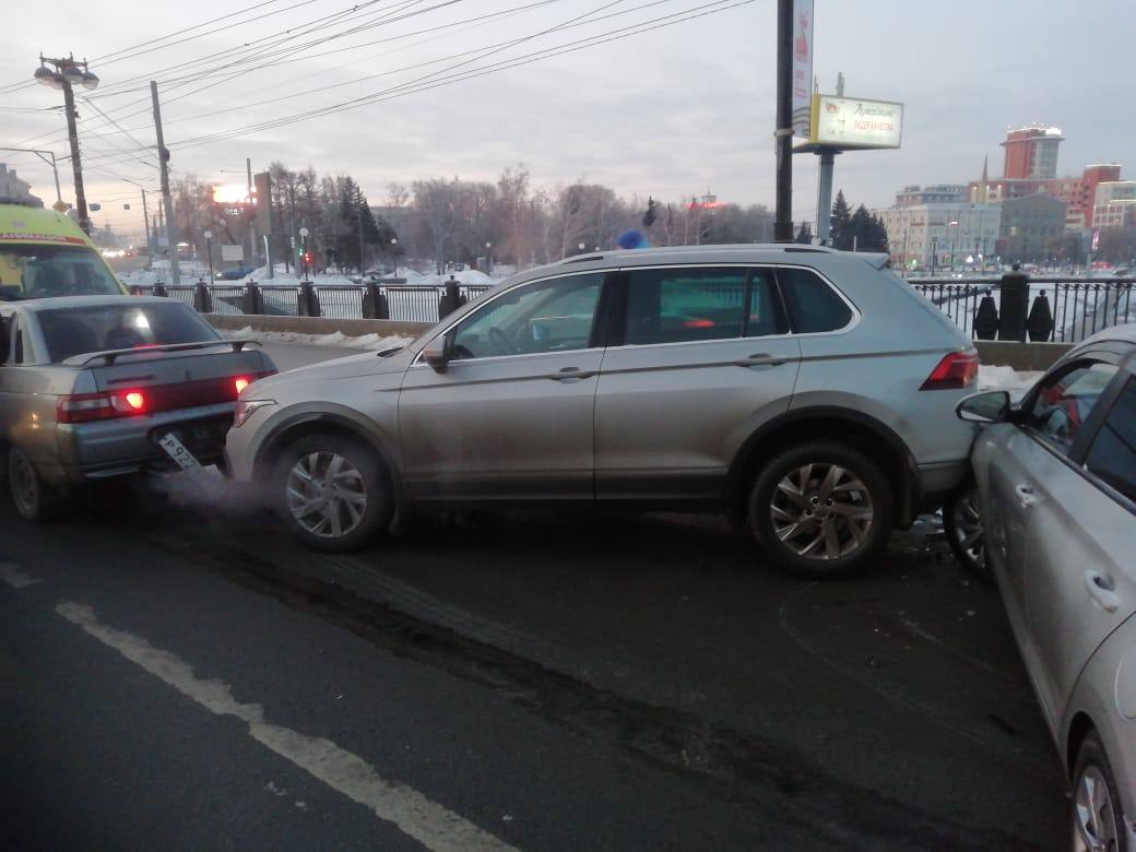 Прокуратура города Омска взяла на контроль ход проверки по факту ДТП с участием пассажирского транспорта  Сегодня, в утреннее время на Комсомольском мосту произошло дорожно-транспортное происшествие с участием двух пассажирских автобусов и трех автомобилей.  По предварительной информации автобус, следующий по маршруту № 72, не выдержал безопасную дистанцию и допустил столкновение с другим автобусом, после чего произошло столкновение с еще тремя легковыми автомобилями.  В результате аварии с ушибами за медицинской помощью обратились несколько пассажиров автобусов.  Оценка действиям лица, допустившего массовое дорожно-транспортное происшествие, будет дана по результатам проверки, ход которой находится на контроле в прокуратуре.