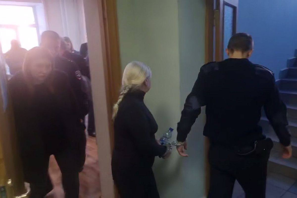 Экс сотруднице амурского минздрава дали три года колонии за получение взяток на 270 тысяч рублей Женщина занимала руководящую должность в 2023 2024 годах Одним из громких случаев стала взятка в 50 тысяч рублей от гендиректора медорганизации Она получила деньги за согласование и внесение изменений в лицензию Всего она незаконно взяла себе взятками свыше 270 тысяч рублей Кроме срока в колонии ранее несудимой амурчанке придется выплатить штраф в 900 тысяч рублей Также ее на два года лишили права заниматься лицензированием медицинской деятельности ampravda