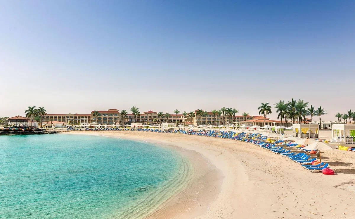 Аэропорт на египетских Мальдивах откроют для российских туристов к лету Таким инсайдом со СМИ поделился глава управления воздушных гаваней страны Ваиль ан Нашар Международные аэропорты Эль Аламейна и Александрии начнут принимать российских туристов с лета в рамках усилий по активизации туризма на северном побережье Египта уточнил эксперт Разговоры о запуске прямых рейсов из России в Эль Аламейн идут еще с конца 2024 года Туроператоры даже рассматривали чартерные программы на курорт Однако у российских властей были вопросы к безопасности аэропорта поэтому проверка объекта затянулась еще на год Подробнее на ТурДоме tourdom