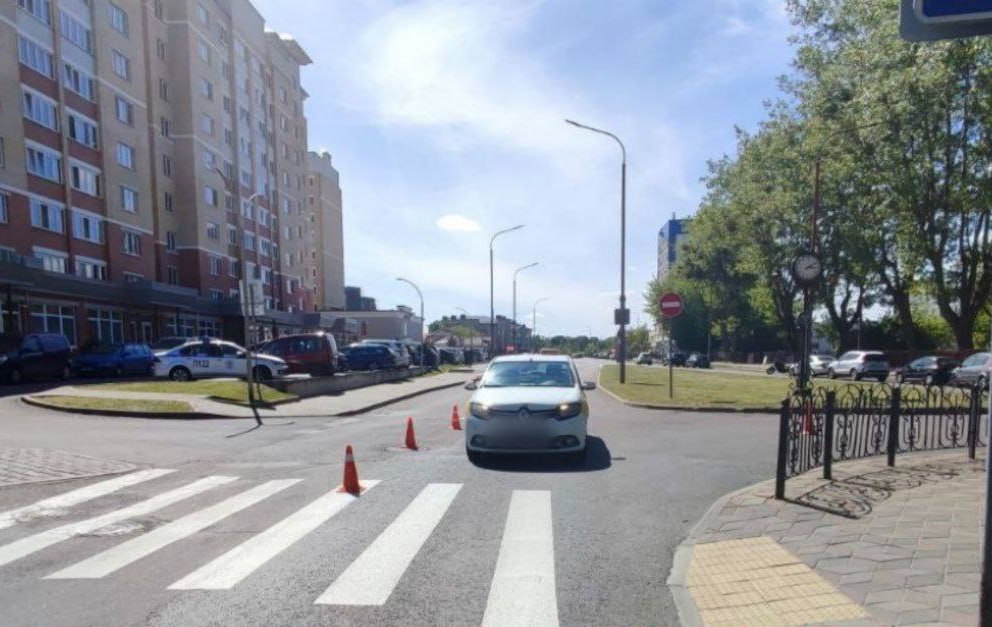 Вчера в #Брест водитель такси сбил мальчика и скрылся с места происшествия По предварительной информации, 56-летний брестчанин, управляя автомобилем такси «Renault», двигался по улице Гоголя. Вблизи дома №1 совершил наезд на 8-летнего мальчика, пересекавшего проезжую часть по нерегулируемому пешеходному переходу справа налево по ходу движения автомобиля. Водитель автомобиля после совершения ДТП скрылся с места происшествия. В результате ДТП несовершеннолетний пешеход после оказания медицинской помощи отпущен домой.