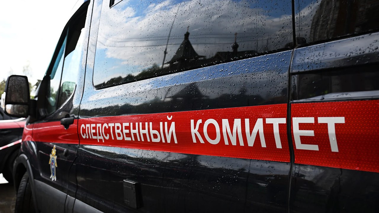 Как наше слово отзовется: в офисе телеграм-канала Baza прошли обыски В Москве расследуют уголовное дело об утечках служебной информации, в котором фигурирует телеграм-канал Baza. Следствие считает, что сотрудники полиции из нескольких регионов снабжали канал закрытыми сведениями. Главком СК по Москве возбудило дело о превышении должностных полномочий силовиками. Речь может идти об утечках служебной информации. В заявлении Следственного комитета говорится, что в Краснодарском и Красноярском краях, а также в Белгородской области были «выявлены факты незаконной передачи информации ограниченного доступа» сотрудниками полиции. В рамках расследования силовики провели обыски в московском офисе Baza, а также дома у главного редактора канала Глеба Трифонова. В СК подтвердили, что в ходе следственных действий «изъяты предметы и документы», важные ля следствия. #News #Russia #Baza #Обвинение #Арест News Of Russia - Подписаться