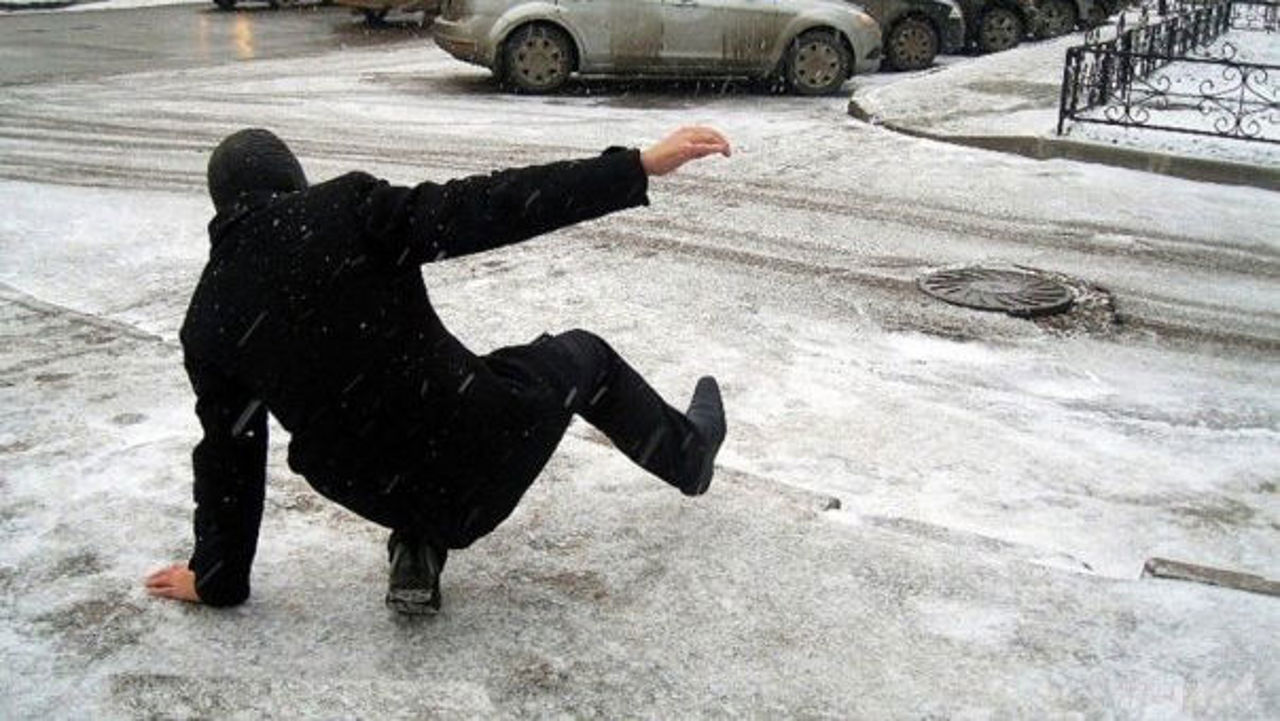 Осторожно гололёд почти 200 травмированных за два дня За два дня в больницы республики обратился 191 человек с травмами после падения Четверть из них пришлось госпитализировать  Врачи советуют соблюдать осторожность в гололед В экстренных случаях звонить в 112 Подпишись на primulinmd