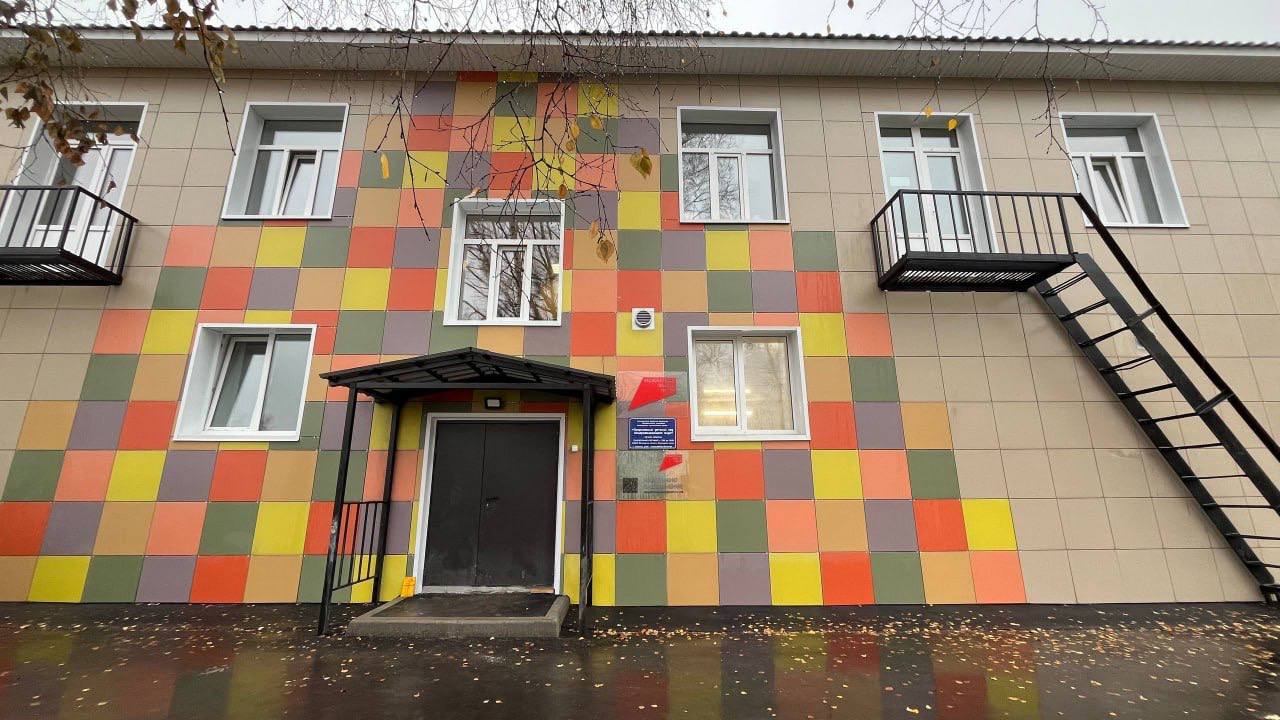 Огарковский детский сад открыл свои двери для воспитанников Вчера малыши зашли в обновлённые группы Георгий Филимонов на своих ресурсах сообщил что в ходе работ были выполнены следующие работы ремонт фундамента кровли фасада обновление внутренних помещений в том числе перепланировку модернизация инженерных систем и канализации замена ограждения лестниц электромонтаж ремонт входов в подвал восстановление бассейна Палисад Media Подписывайтесь