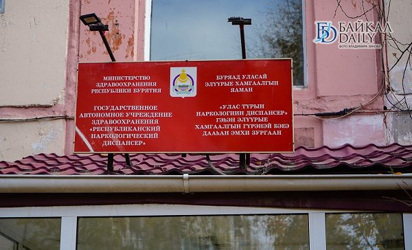 За новогодние праздники в республиканский наркодиспансер обратились 100 человек Из этой круглой цифры госпитализировали 75 человек 62 мужчин и 13 женщин У десяти женщин и трёх мужчин наблюдались психотические расстройства и алкогольный галлюциноз из за горячительных напитков В 2025 году попавших в наркодиспансер на праздниках было больше 80 человек Однако в текущем году число обратившихся оказалось больше на 20 человек