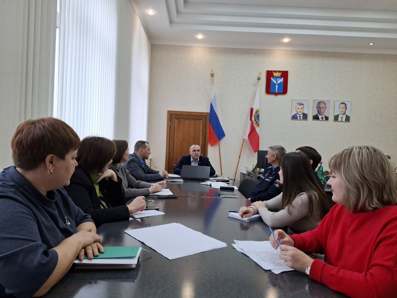 Провел очередное заседание рабочей группы для решения вопросов поддержки военнослужащих вернувшихся из зоны специальной военной операции и членов их семей В ходе заседания были рассмотрены направления комплексной поддержки Речь шла об организации медицинского сопровождения и доступной психологической помощи о программах профессиональной переподготовки и содействия в трудоустройстве Особое внимание уделено адресному решению социальных вопросов а также предоставлению установленных законодательством льгот и мер поддержки Рассмотрены вопросы оперативного реагирования на индивидуальные запросы и нужды каждой семьи чтобы обеспечить своевременную и эффективную помощь Особый акцент сделан на необходимости межведомственного взаимодействия для достижения максимальной эффективности