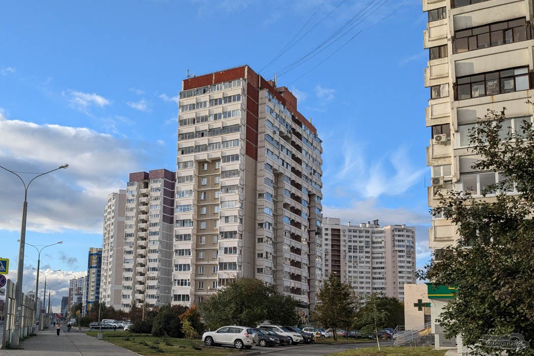 За первые восемь месяцев 2025 года в Свердловской области введено в эксплуатацию более 2 1 миллиона квадратных метров жилья За этот период было построено 26 тысяч новых квартир Частные застройщики возвели 1 4 миллиона квадратных метров жилья включая 403 4 тысячи квадратных метров на дачных участках Всего построено 11 2 тысячи частных домов из которых 4 1 тысячи на территории садоводческих обществ В Свердловскстате отмечают что динамика строительства показывает стабильный рост с небольшими сезонными колебаниями Подписывайся на ИА Уральский меридиан