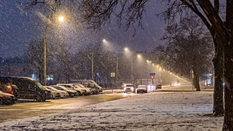 В Санкт-Петербурге завершен двухлетний проект модернизации освещения Дунайского проспекта  Петербургские энергетики завершили работы по обновлению источников света на всём протяжении Дунайского проспекта. В результате поэтапной модернизации, начавшейся в 2023 году, все натриевые светильники вдоль более чем семикилометровой магистрали заменены на светодиодные.  Сегодня магистраль, связывающую Московский и Фрунзенский районы, освещает более 900 светодиодных фонарей. На первом этапе проекта наружное освещение было обновлено на участке от проспекта Космонавтов до Софийской улицы. Там специалисты «Ленсвета» выполнили более половины всего объёма работ, установив свыше 600 новых светильников. Далее энергетики двинулись в сторону Предпортовой улицы, планомерно меняя светотехническое оборудование.