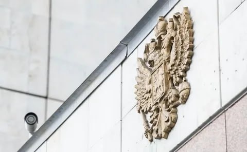 В правительстве посчитали инициативу избыточной Комиссия по законопроектной деятельности правительства РФ отклонила инициативу о штрафах за дискриминацию женщин в России поскольку имеющаяся правовая база достаточна и в полной мере защищает человека Речь идет о законопроекте подготовленном фракцией Новые люди депутаты предлагали ввести административную ответственность за публичные призывы направленные на оправдание пропаганду или навязывание социально культурных моделей поведения предполагающих ограничение женщин в их правах и свободах гарантированных Конституцией Штраф по этой статье составил бы до 20 тысяч рублей   Пояснительная записка к законопроекту не содержит сведений подтверждающих неэффективность действующего правового регулирования говорится в отзыве правительства Авторами отмечалось что речь идет о принижении достоинства женщин со стороны некоторых чиновников политиков и религиозных деятелей которые говорят что женщины обязаны сидеть дома только рожать и быть обслуживающим звеном мужчин Однако в правительстве напомнили что статья 5 62 КоАП уже предполагает ответственность за дискриминацию в том числе по половому признаку с соответствующими штрафами для граждан и юрлиц bankrest