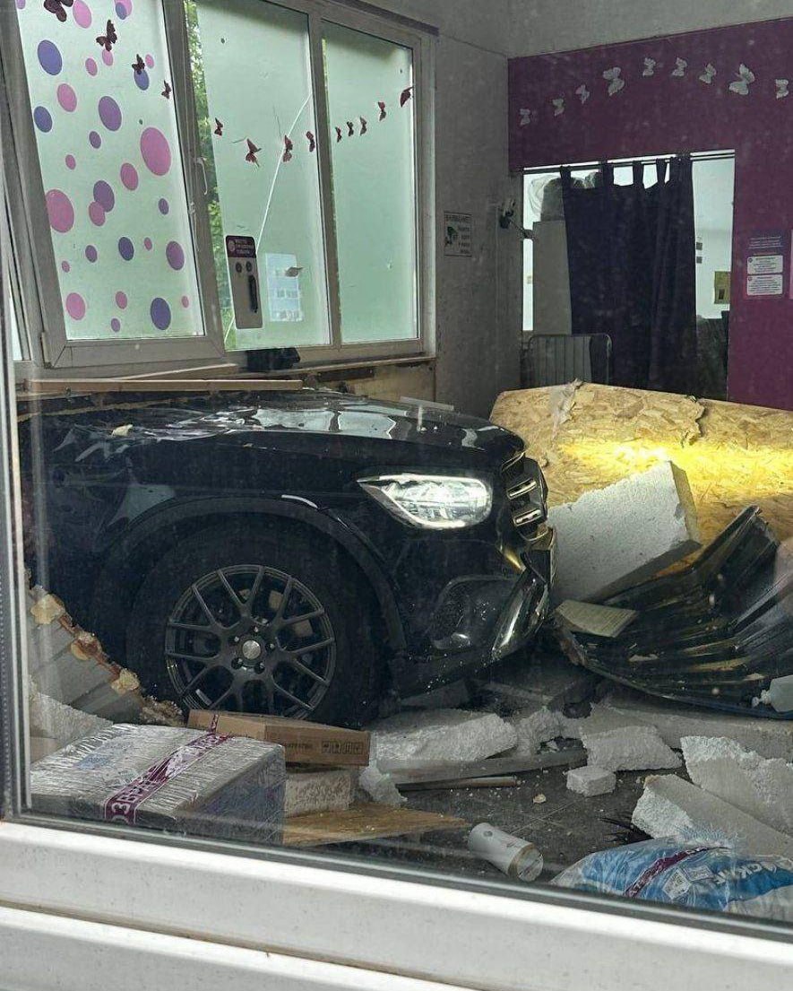 Пенсионерка за рулем Mercedes протаранила ПВЗ маркетплейса на Рублевке. По словам очевидцев, женщина не справилась с управлением. Регнум