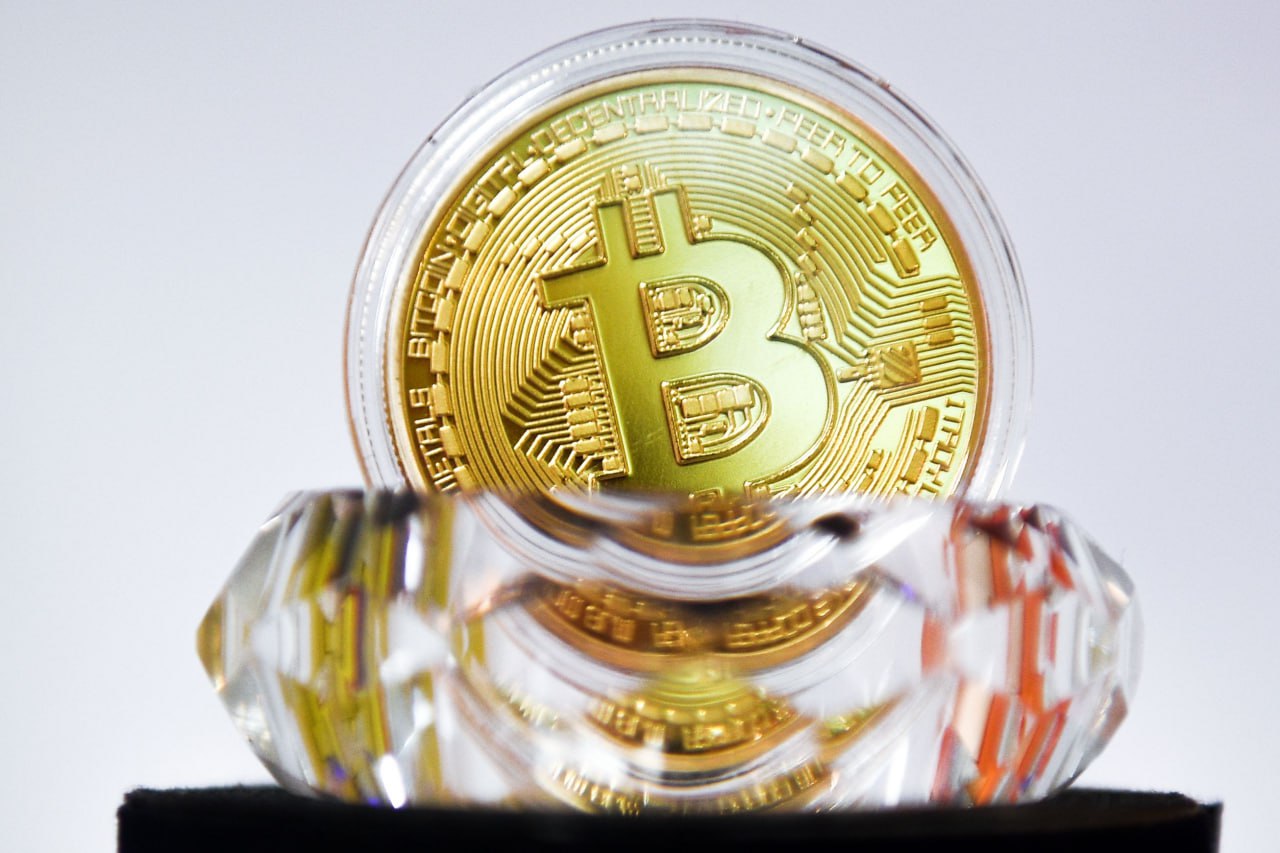 Стоимость биткоина обновила исторический максимум, превысив рекордные $109,6 тысячи Предыдущий исторический максимум биткоина был зафиксирован 20 января, когда курс достиг $109 359. Менее чем за полтора года биткоин подскочил в цене более чем в 2,5 раза.