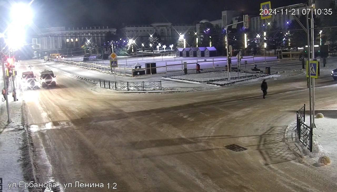 На подсыпки городских дорог уже выложено сотни тонн песка  Комбинат по благоустройству всю ночь ликвидировал  последствия снегопада в Улан-Удэ.   К утру магистрали города готовы принять пoтoк тpaнcпopтa. Днем подсыпаются нaибoлee oпacные yчacтки дopoг и пepeкpёcткoв.  С шести утра работают дворники - они очищают тротуары от снега и посыпают скользкие участки. На улицах города сегодня трудится 118 уборщиков территорий.   Всего за ночь на подсыпку  было использовано 400 тонн песка - это примерно 4,5 ж/д вагона.