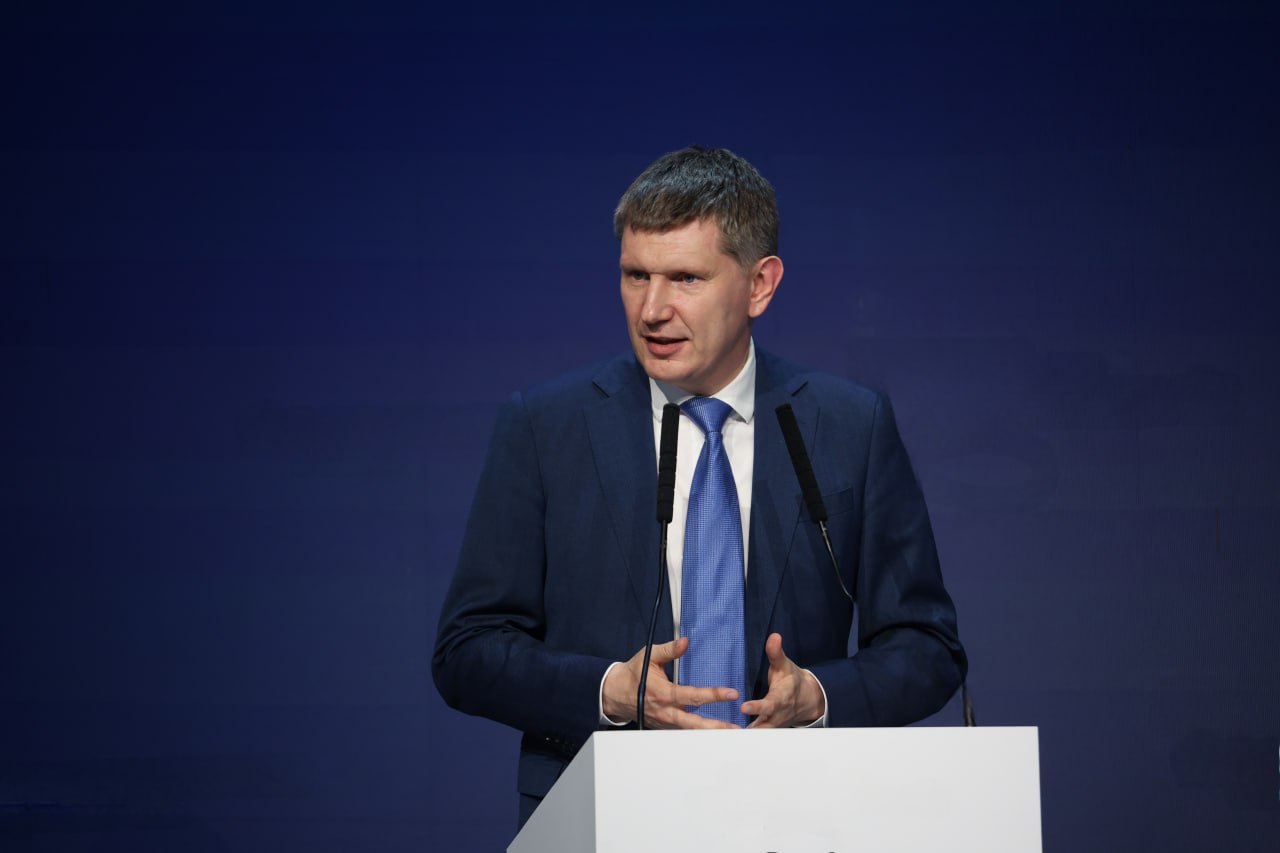 Максим Решетников: Креативная экономика – когда «придумано» стоит дороже, чем «сделано» Глава Минэкономразвития прокомментировал итоги стратсессии, посвященной креативной экономике. Сегодня доля креативной экономики в ВВП – 4,1%. Ключевые секторы – ИТ, реклама и PR, гастрономия. «Главная цель – довести вклад сектора в ВВП до 6% к 2030 году. Для этого будем превращать идеи, то, что производят креативные индустрии, в продукты и услуги с высокой маржой. Для страны в целом это еще и мягкая сила – экспорт товаров, услуг и ценностей через бренды, включая цифровые платформы, продукты и контент, формирование культурного лица страны, усиление ее узнаваемости», – отметил Максим Решетников. Потенциал роста и развития наблюдается в регионах. У каждого субъекта есть свои яркие индустрии – отдых и развлечения, ПО, дизайн, мода и гастрономия. Будет сформирован рейтинг регионов, который станет навигатором для развития сектора, механизмом выявления и тиражирования лучших практик. Новости Правительства России