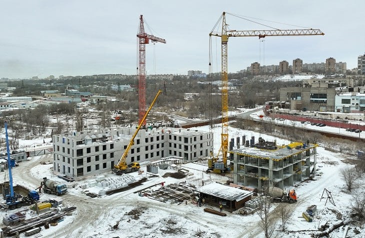 Яндекс Недвижимость: цены на новостройки снова подросли в Волгограде  В Волгограде вновь выросла стоимость новостроек. Рост в феврале составил 0,2% по сравнению с началом года.  В Волгограде медианная стоимость квадратного метра готового жилья в феврале достигла 95 000 рублей. При этом количество доступных предложений выросло на 1,3%.   Средняя полная стоимость квартиры на вторичном рынке в феврале составила 4,6 млн рублей, а средняя площадь лота в Волгограде -  50,2 кв.м. Лидером по росту стоимости квадратного метра вторичной недвижимости за месяц среди миллионников стала Казань  +1,9% до 184 000 рублей , на втором месте — Воронеж  +1,5% до 105 000 рублей , на третьем — Челябинск  +1,3% до 98 000 рублей .  Подробнее