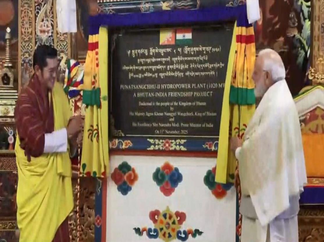 Премьер министр Моди и король Бутана Джигме Кхесар Намгьял Вангчук открыли в традиционном смысле проект гидроэлектростанции Punatsangchhu II мощностью 1020 МВт Новая ГЭС увеличит общую мощность производства электроэнергии в Бутане почти на 40 Проект полностью финансировался правительством Индии 30 было предоставлено в виде гранта а оставшиеся 70 в виде кредита под 10 процентов годовых