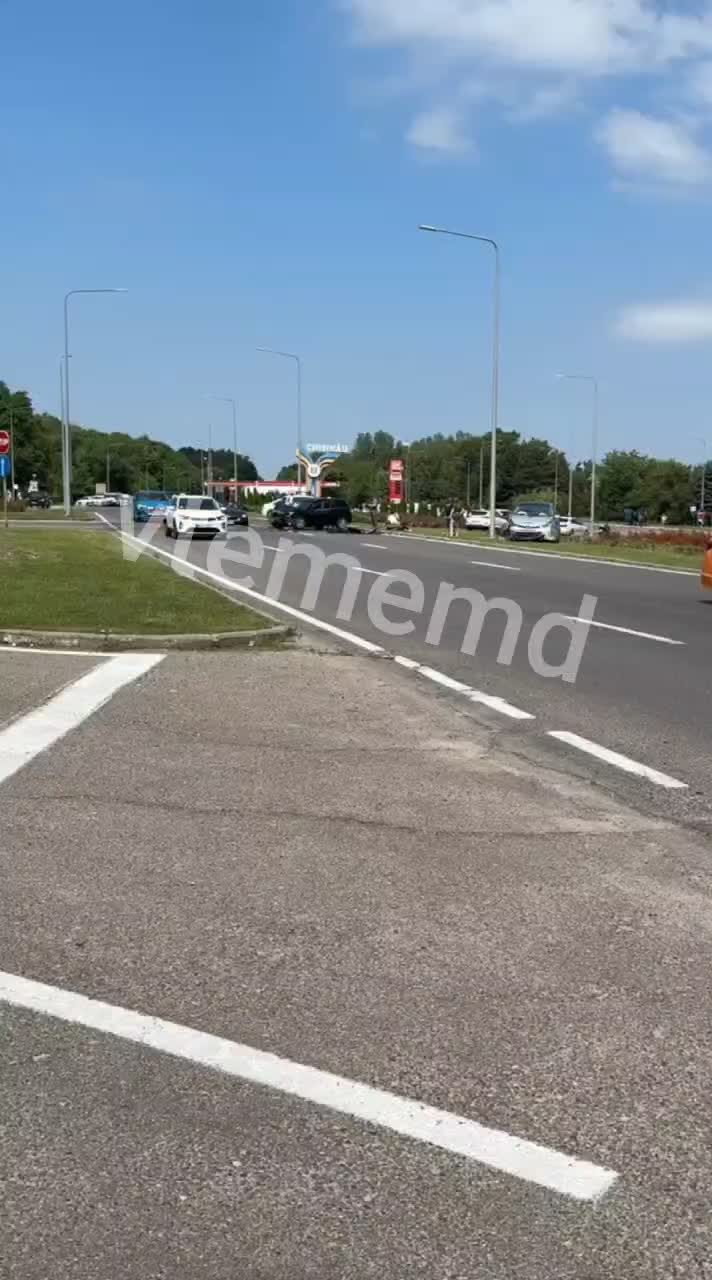 Серьезное ДТП на Золотари: одна машина в кювете