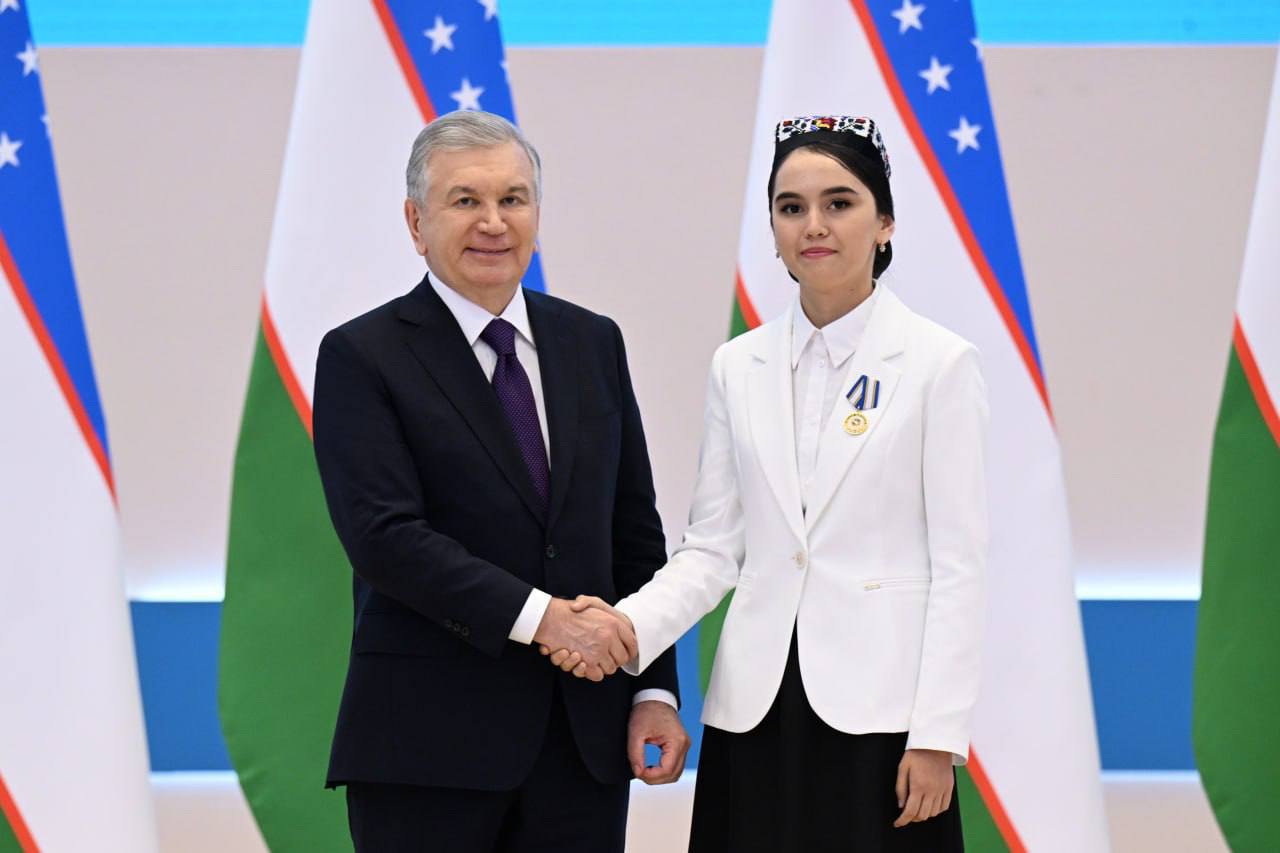 В День молодежи президент Узбекистана наградил группу активной молодежи.  В Международном конгресс-центре в торжественной обстановке глава государства вручил медали "Келажак бунедкори" и премии "Мард углон".  "Народ и государство, чьи дети образованные, здоровые, смелые и целеустремленные, обязательно будут иметь светлое будущее. Я желаю, чтобы вся молодежь Узбекистана обладала именно такими качествами", - сказал Шавкат Мирзиёев.