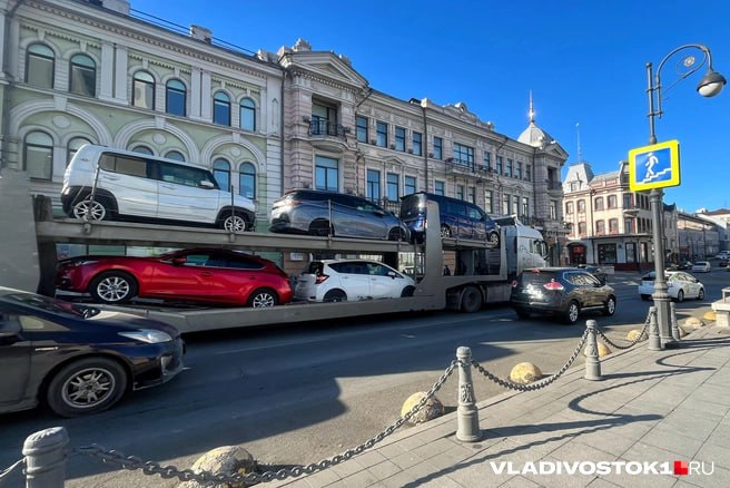 Житель Челябинска который купил машину через компанию из Приморья Дживикарс не может добиться реакции МВД Владивостока и обратился в прокуратуру Приморья В полиции отказались возбуждать уголовное дело так как не увидели состава преступления Поступило заявление от челябинца в январе 2025 года В нем мужчина просил привлечь к уголовной ответственности сотрудников ООО Дживикарс которые по договору должны были привезти иномарку стоимостью 2 6 миллиона рублей Но пропали Полицейские связались с владельцем компании и другими сотрудниками но с их точки зрения проблемы не было Якобы они уже приобрели авто но не смогли отправить его в Россию и на момент разговора с полицией уже договаривались с их клиентом на возврат денег В компании полицейского заверили что все вопросы с заявителем уже решаются Поэтому сотрудник не стал заводить дело факта мошенничества по его мнению нет Адвокат заявителя Александр Сатинбаев рассказал что никаких документов или чеков да и любых фактических доказательств о приобретении авто не было а опрос проходил по телефону И клиентам компания этих доказательств тоже не предоставляла На момент публикации материала деньги так и не вернули авто не привезли а владелец компании на связь не выходит vladivostok1ru связался напрямую с владельцем компании но говорить он не стал Известно что от действий Дживикарс пострадали более 14 россиян Они потеряли деньги при покупке автомобиля из Китая Компания сначала долго оттягивала а потом покупатели выяснили что машины вовсе не приобретались и Поднебесную даже не покидали У некоторых эта история тянется более года Подписаться
