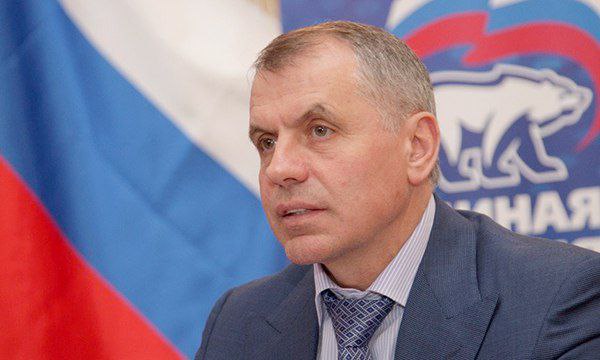 В России могут запретить публичное исполнение произведений иноагентов Госсовет Крыма выступил с инициативой которая предполагает полный запрет на публичное размещение в информационном поле использование произведений в культурной сфере авторство или права на которые принадлежат иноагентам Об этом председатель парламента республики Владимир Константинов сообщает ТАСС Обращение о запрете размещения творчества иноагентов направлено в Госдуму заявил Константинов Таким образом россияне не смогут найти песни стихи музыкальные произведения книги статьи тех граждан страны которые признаны Минюстом РФ иноагентами Если вы фанат к примеру Бориса Гребенщикова внесен в список иноагентов то разыскать его песни на публичных площадках будет невозможно Несколько странная инициатива из той части запретов которыми нынешний законодатель явно перебарщивает в своей деятельности Ну а мы поскольку в состоянии разделить политические воззрения популярных музыкантов и их творчество будем слушать иноагентов и весьма глупо полагать что если мы всей редакцией любим группу Аквариум то следовательно можем транслировать политические воззрения создателя этого коллектива И предположим что вдруг депутаты запретят все творчество иноагентов в России неужели они не понимают факта того что тот кто хочет найти все равно разыщет произведения иноагентов Благо интернет он позволяет это делать весьма несложно Только один момент а может не стоит вот настолько патернализировать все и вся Депутаты как будто не доверяют своим гражданам Народные избранники полагают что глубинный русский народ наслушавшись иноагентов весь как один попрет в карбонарии и бунтовщики Ну право смешно