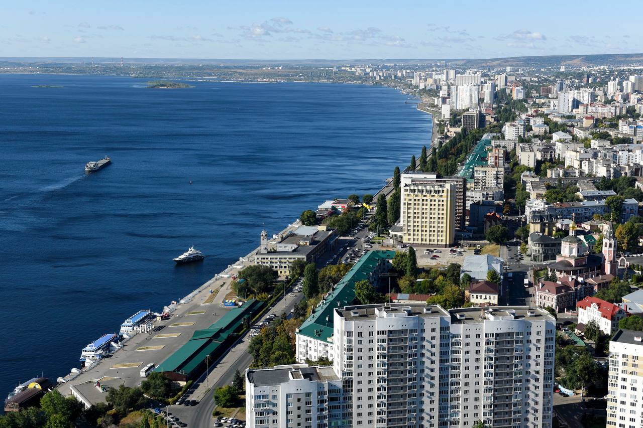 Правительство дополнительно профинансирует проект создания комфортной городской среды в Саратовской области   На работы по берегоукреплению и последующему устройству набережной Волгоградского водохранилища в Саратове будет дополнительно выделен 1 млрд рублей. Финансирование позволит ускорить темп работ.    Предполагается, что до конца 2025 года будут полностью завершены работы второго этапа берегоукрепления участка от первого причала до солярия «Затон», а также 70% работ третьего этапа. Ввод объекта в эксплуатацию станет возможным уже в сентябре 2026 года, а не в 2027 году, как планировалось ранее.         Создание полноценного берегоукрепительного пояса позволит использовать обустроенную на нем набережную как новый общественный и культурный центр для жителей Саратова.    Реконструкция набережной обсуждалась в ходе рабочей поездки Михаила Мишустина в Саратовскую область в сентябре 2021 года. Работа ведется в рамках федерального проекта «Содействие развитию инфраструктуры субъектов Российской Федерации  муниципальных образований ».    Новости Правительства России