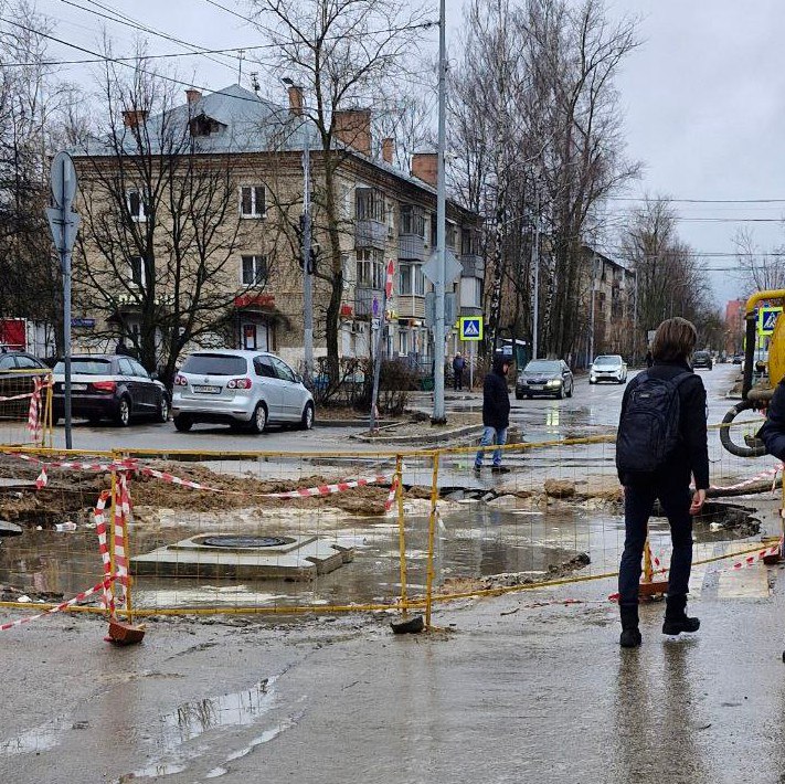 В Лобне ввели режим повышенной готовности из-за аварии на коллекторе  На улице Ленина, 9А/1 произошло разрушение дорожного полотна. Администрация города сообщает, что разрушение произошло из-за нарушения сроков ремонта со стороны подрядчика ООО «Чайка».  Колодец канализации не приведен к уровню асфальта, что создает угрозу дальнейшего размытия дороги.  К устранению последствий привлечена компания ООО «ТЭК-10». На время работ будет действовать временная схема движения.  Режим повышенной готовности введен по постановлению главы округа Анны Кротовой и продлится до завершения восстановительных работ.      Прислать новость