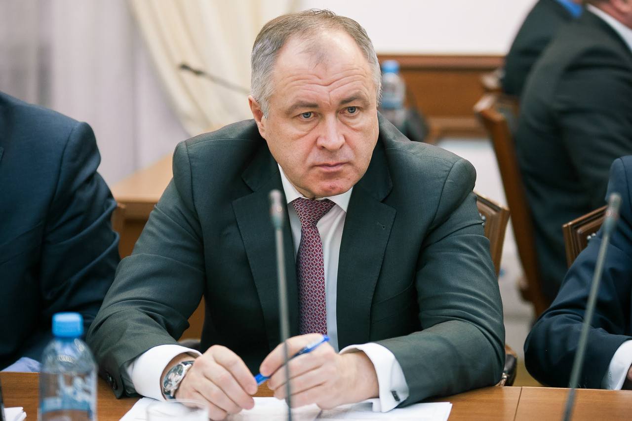 «Да, ухожу»: Евгений Луковников увольняется из правительства Бурятии Зампред по инфраструктурному блоку сам объявил об этом у себя в тг-канале. По словам Луковникова, покинуть должность его заставило состояние здоровья. Он поблагодарил всех, с кем работал в команде, а также попросил не строить доводов по поводу своего ухода. Луковников напомнил, что впереди выборы — сначала в Госдуму, а потом и нового руководства Бурятии. «Логично, что уже сейчас началась «работа» с общественным мнением. И вы все ее ощущаете и видите. Представьте, каково будет новой команде работать после Алексея Самбуевича. Таких объемов строительства вряд ли можно сразу добиться и всегда будешь бит своим народом «а раньше было больше, а при Цыденове было лучше». Поэтому нужно уже сейчас начинать работу по очернению его результатов. Вижу, что и мое заявление шустро подхвачено мастеровитыми владельцами телеграм-каналов. Уважаемые жители Бурятии! В этой команде лично я вырос и этот опыт я буду вспоминать с благодарностью. И эта «плохая» команда Цыденова буквально на прошлой неделе вошла в шесть лучших. По контрактации и кассовому исполнению госпрограмм. Шесть лучших в стране. А ведь именно от качества, быстроты и объема этих самых оформительских, подготовительных работ зависит всё: сколько школ нам построят,сколько садов и больниц. И эта же команда Цыденова вывела Бурятию в лидеры по количеству построенных соцобъектов! На душу населения у нас наибольшее количество построенных и запущенных соцобъектов. Спасибо за такой опыт, Бурятия! Всегда буду только с теплотой и добром вспоминать Бурятию. Еще раз благодарю коллег и всех тех, кто был рядом!»