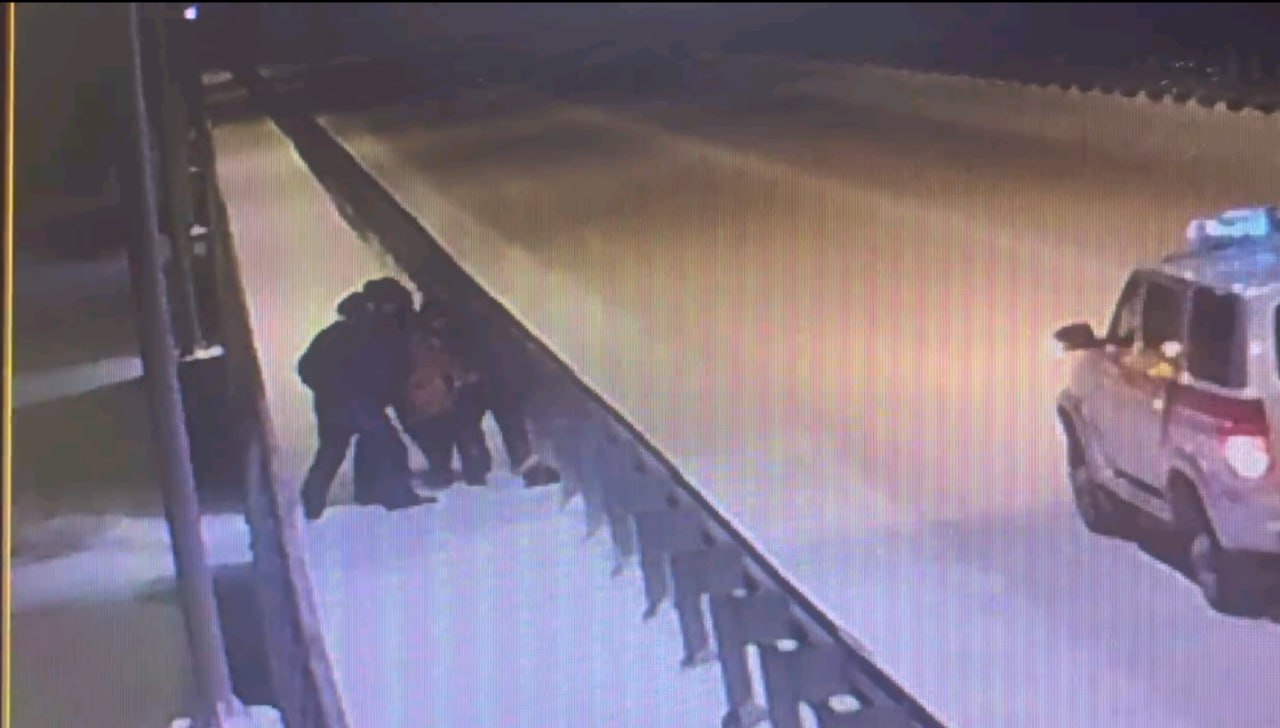 Жительницу Бурятии росгвардейцам пришлось снимать с моста Вчера поздним вечером в поселке Усть Баргузин сотрудники вневедомственной охраны предотвратили гибель женщины На республиканском автомобильном мосту ее по камерам заметил сторож и сразу же сообщил правоохранителям В одной руке у неё был телефон по которому она разговаривала с сожителем а второй держалась за перила Бурятия Подробнее в Номер один Сообщить нам свою новость можно по кнопке Письмо в редакцию