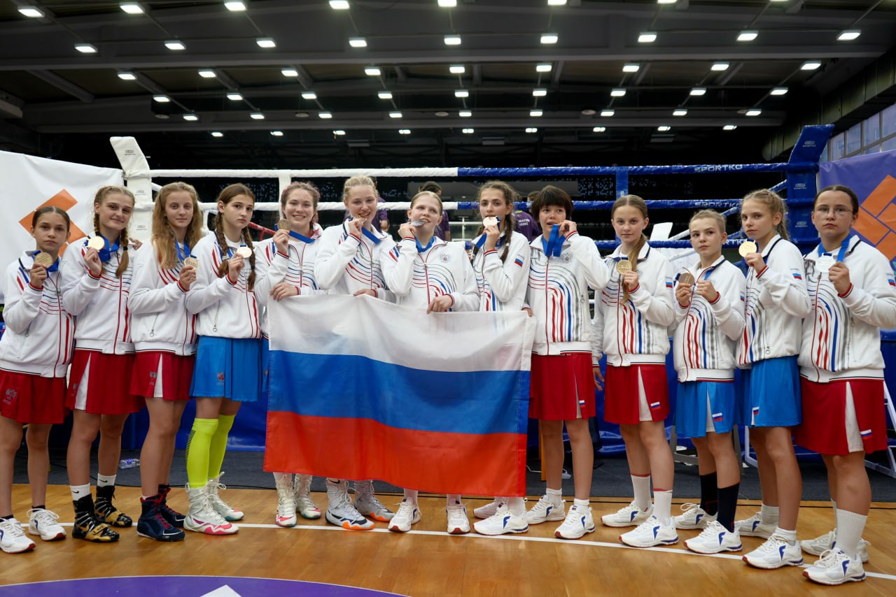 Спортсменки Анапы завоевали два «золота» первенства Европы по боксу В сербском Златиборе в минувшую субботу завершились масштабные соревнования среди девушек 13-14 лет. Россиянки выступали в финалах во всех 13 весовых категорий, и в итоге уступили лишь в двух финалах. С 11-ю золотыми и двумя серебряными наградами сборная России выиграла первое командное место, на второй позиции – сербки, на третьей – боснийки. Два золота принесли команде в своих весовых категориях представительницы Анапы. На высшую ступень пьедестала почёта поднялись Елизавета Таратынова и Виктория Перекотий. Елизавета выиграла со счётом 5:0 у спортсменки из Армении Евы Григорян, Виктории уже в 1 раунде судьи отдали победу за явным преимуществом на сербкой Анабелой Тодорович. Тренер анапчанок — Марина Голубева.